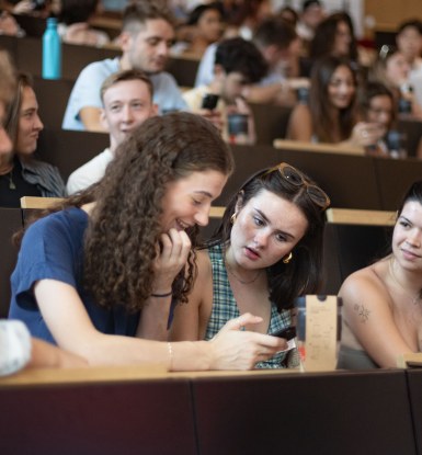 Etudiants dans l’auditorium du campus emlyon pour la rentrée 2024 