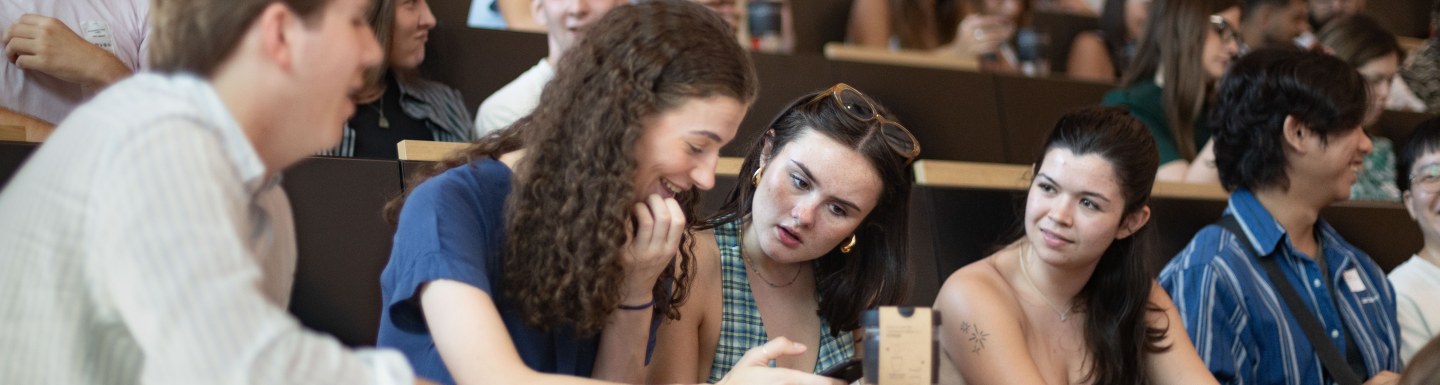 Etudiants dans l’auditorium du campus emlyon pour la rentrée 2024 