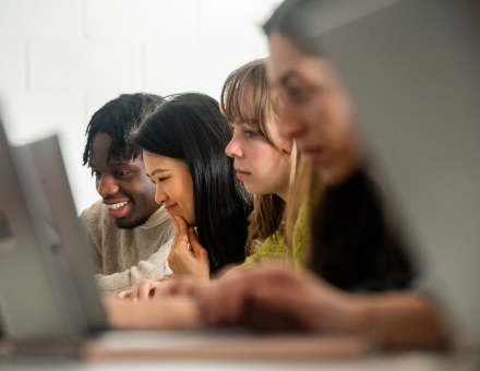 Dès la rentrée 2022, le Programme Grande Ecole d’emlyon évolue pour anticiper les évolutions du monde socio-économique, faire émerger les métiers de demain et répondre mieux encore aux attentes des entreprises et des étudiants.
