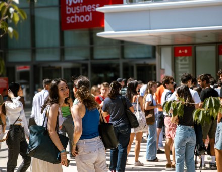 Le retour d’emlyon au centre-ville de Lyon incarne son engagement social et environnemental