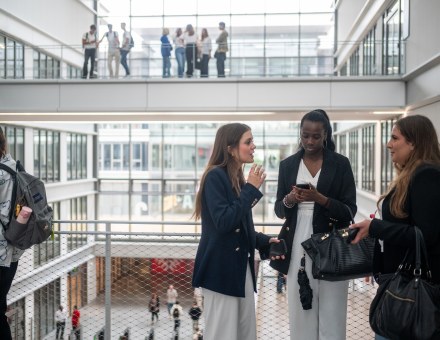 Etudiants dans le campus
