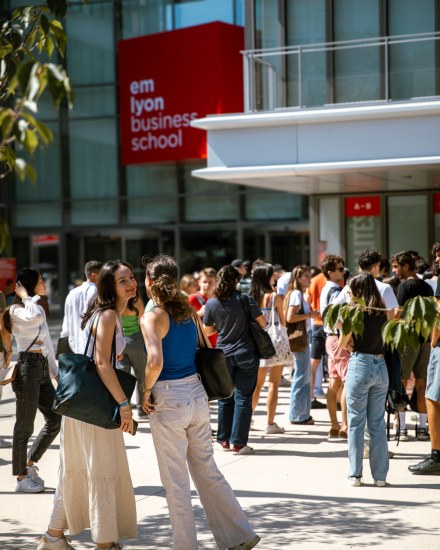 Le retour d’emlyon au centre-ville de Lyon incarne son engagement social et environnemental  