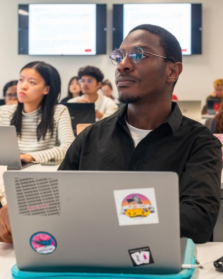 Des étudiants déemlyon en train d’assister à une leçon.